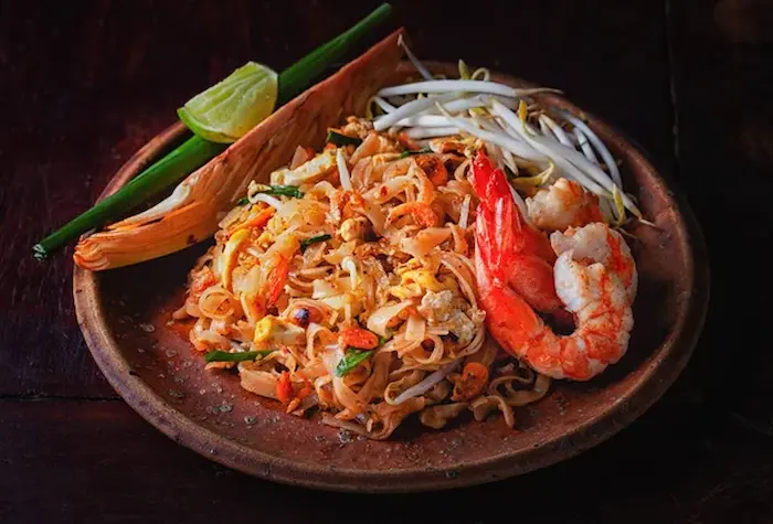 plato de Pad Thai Tailandés comida asiática