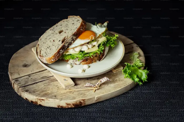 plato de tostadas con huevo y palta