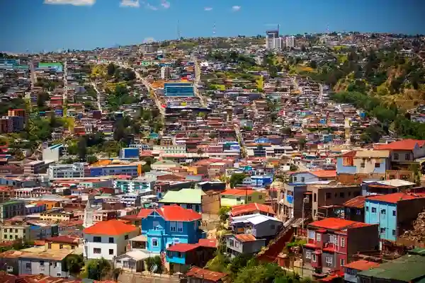 edificios coloridos en Valpo para ver qué hacer en valparaíso