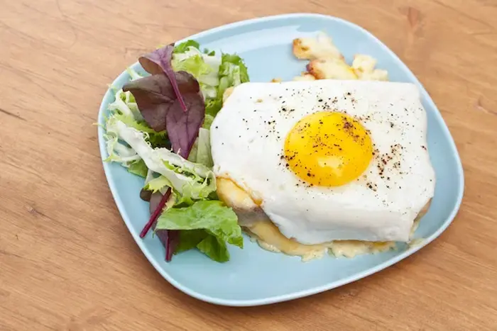 plato de tostada con huevo frito