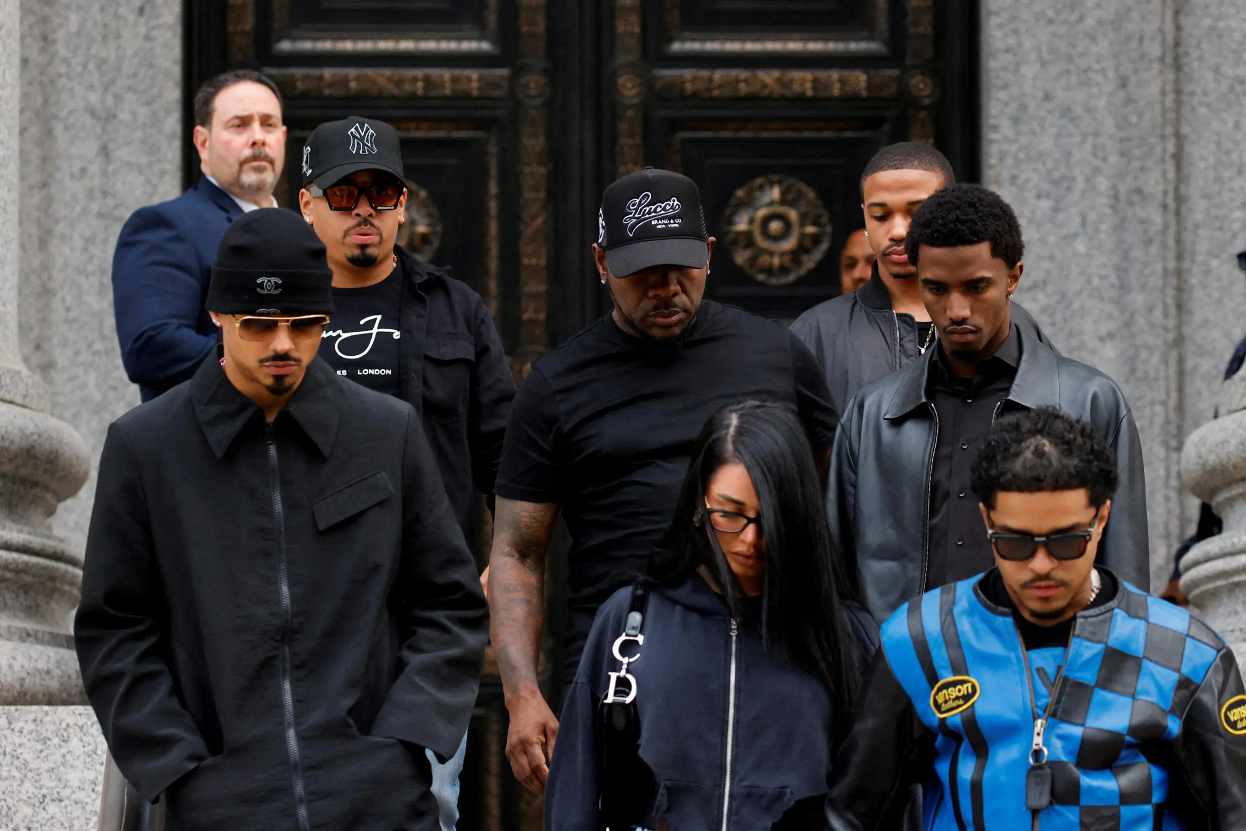Sean Diddy Combs en vigilancia preventiva en prisión rodeado por seguridad.