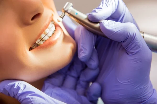 dentista realizando tratamientos ortodóntico