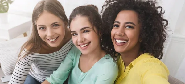 Amigas sonriendo y disfrutando del tiempo juntas