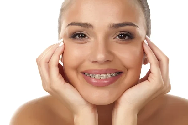 joven sonriendo con tratamiento de ortodoncia