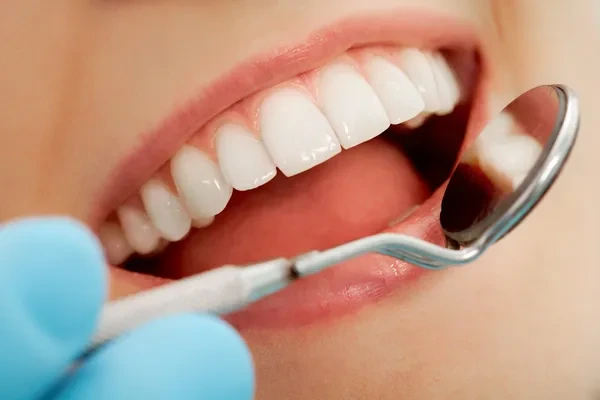 dentista revisando a paciente su salud dental