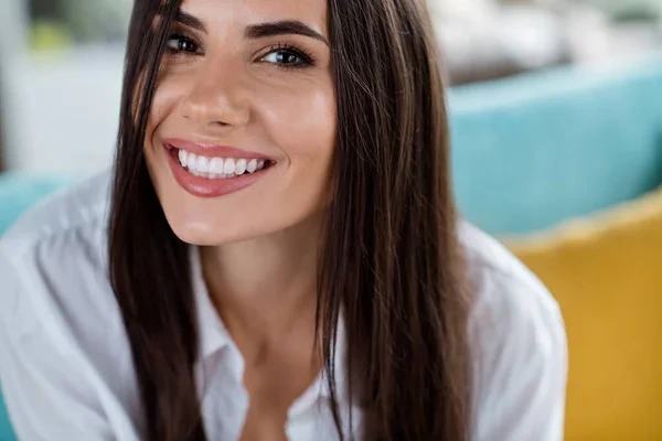Mujer con sonrisa radiante
