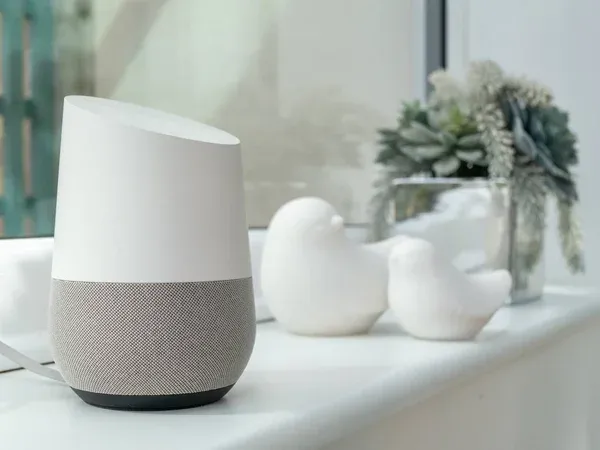 primar plano de asistentes virtuales en casa