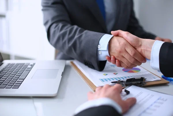 empresarios dándose un apretón de manos