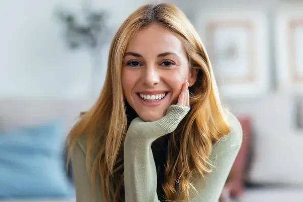 mujer con sonrisa radiante