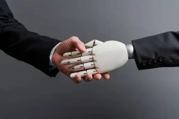 hombre estrechando la mano con robot