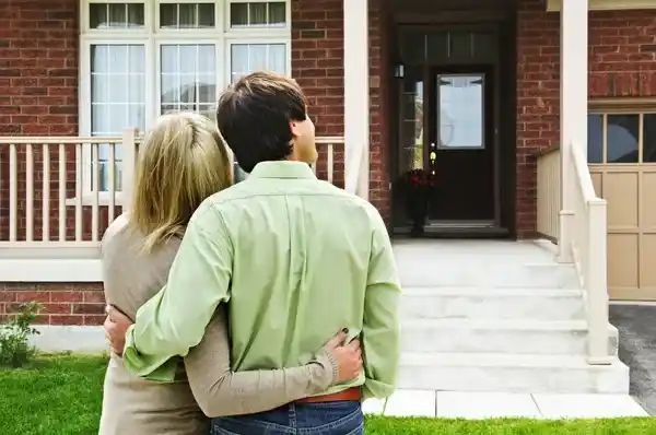 Pareja de esposos ingresando a su casa después de una construcción segura