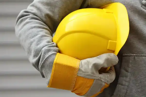 Obrero con su casco para una cosntrucción segura
