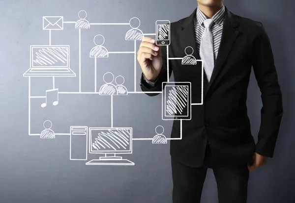 hombre dibujando estructura de conectividad y redes