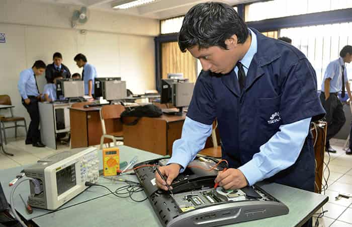 Equipo de expertos brindando soporte informático para empresas.