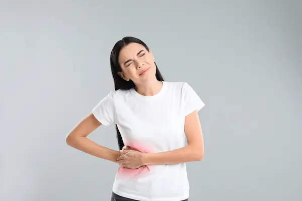 mujer con dolor de hígado