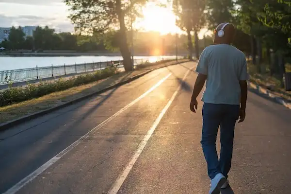 Caminar al menos 30 minutos diarios