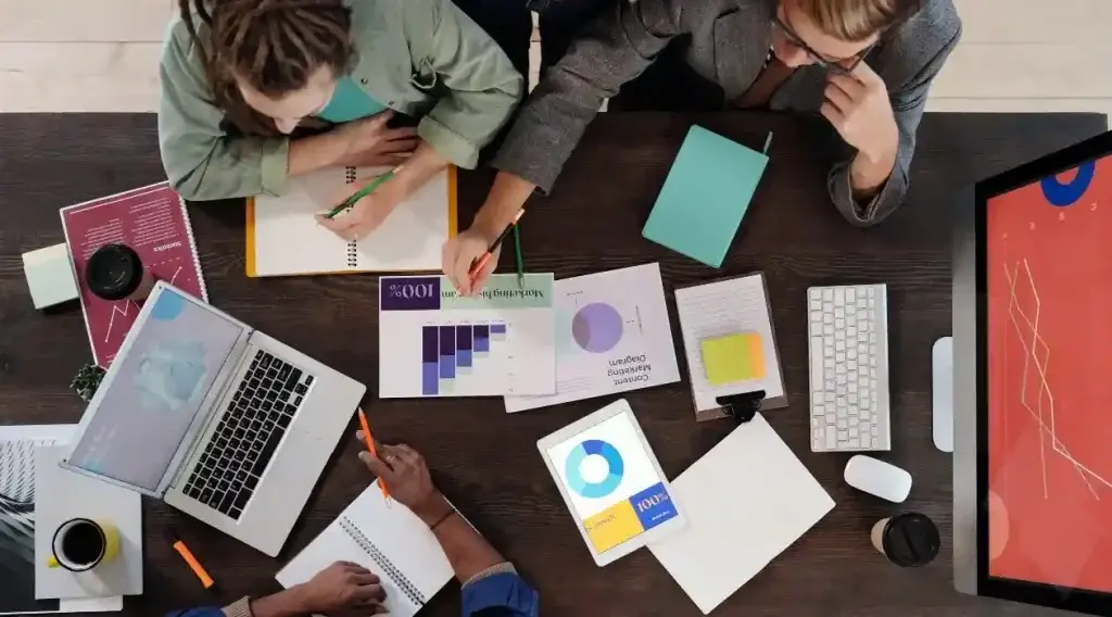 Grupo de especialistas coordinando sobre las estrategias de marketing a emplear