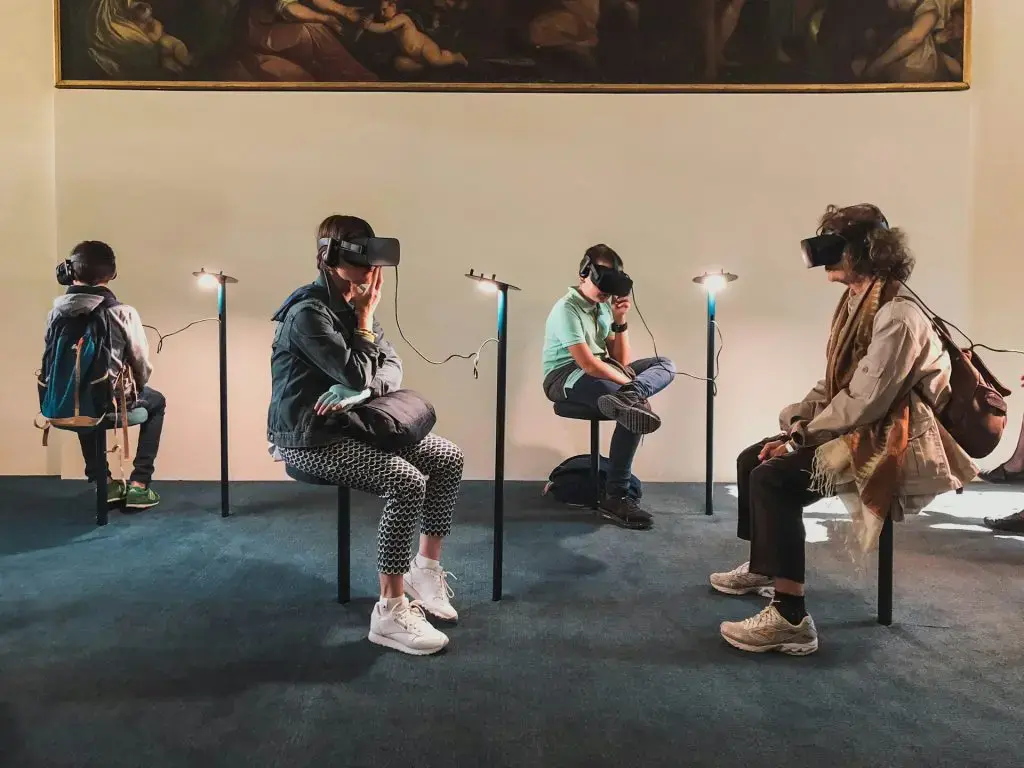 Personas usando un visor de realidad virtual 