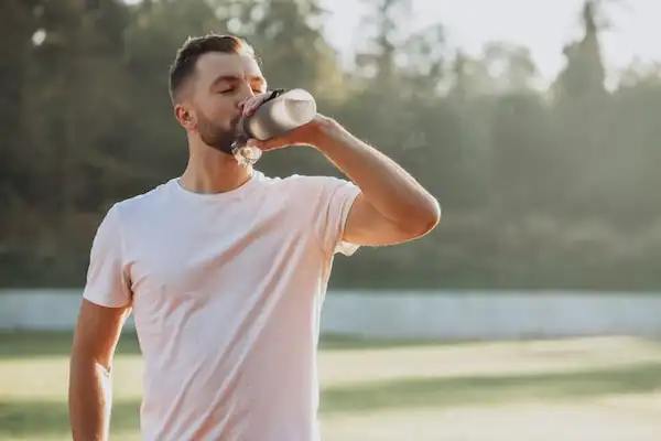 Tomar suficiente agua durante el día