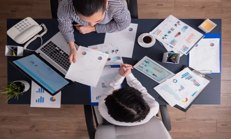 reunión de consultores de marketing con clientes
