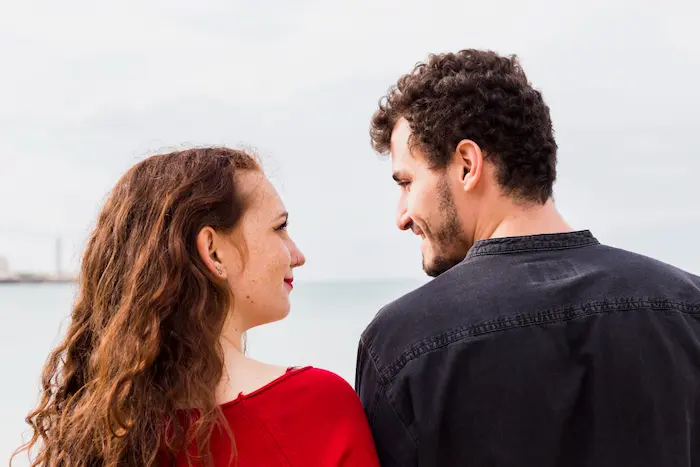un chico y una chica mirandose fijamente