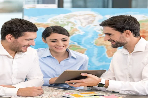 personas conversando en una de las mejores agencias de turismo 