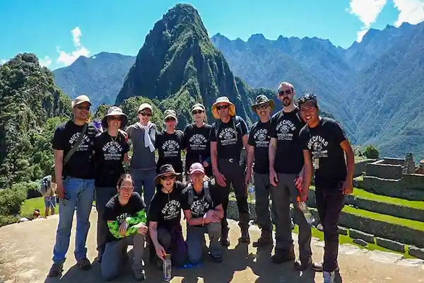 Personas abrazadas con la mejor agencia de turismo en cusco