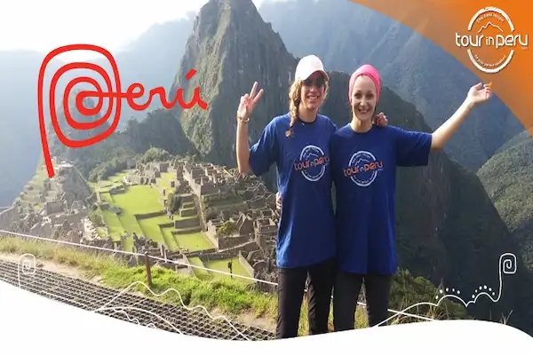 Chicas abrazadas en Machu Picchu.