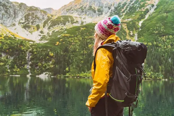 Mujer en un viaje en la naturaleza