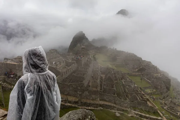 mujer en Machu Picchu