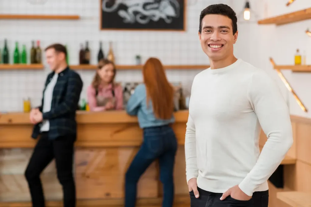 joven luce feliz por su emprenimiento