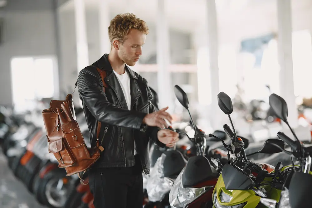 hombre viendo opciones de motos para comprar