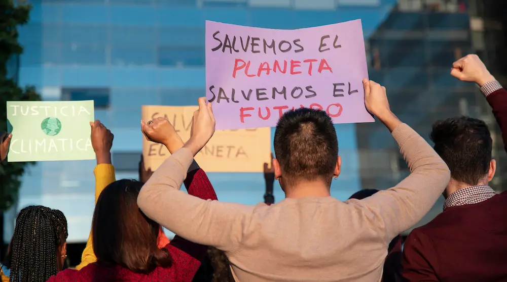 personas saliendo a marchar 