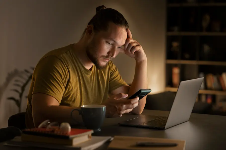 joven viendo su celular