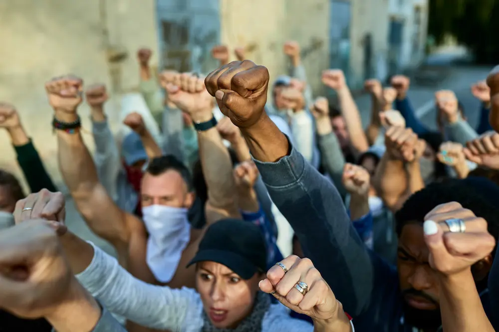 personas unidas en poder