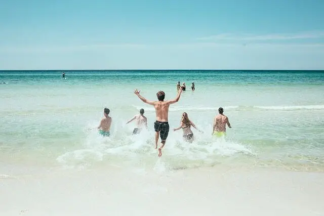 jovenes disfrutando de sus vacaciones