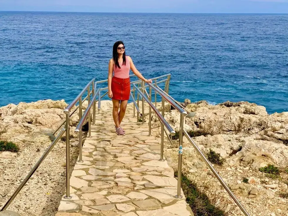 chica posando para una foto en la playa