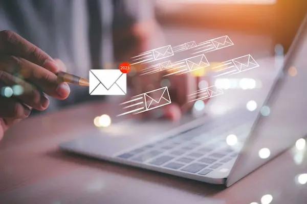 Persona enviando email marketing