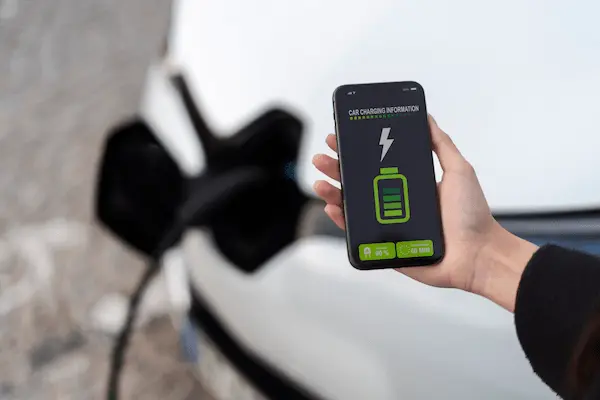 persona cargando su teléfono correctamente para ahorrar energía y cuidar la batería
