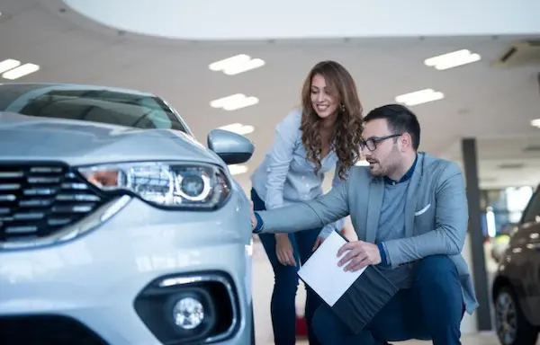 persona evaluando compra de auto deportivo