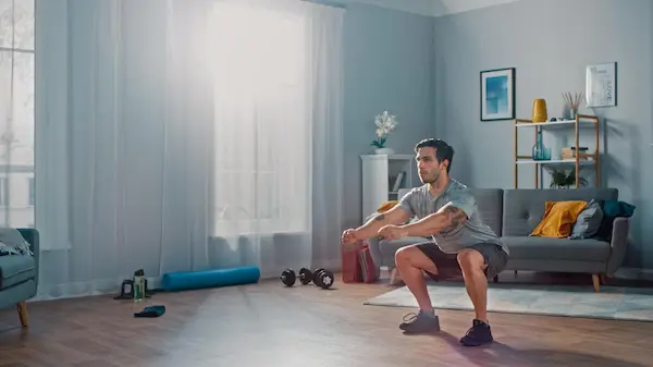 persona entrenando en casa de forma cómoda
