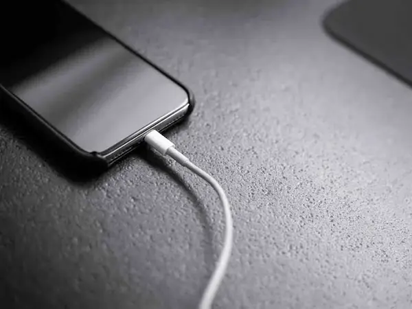 celular conectado al mientras permanece en reposo para una carga más eficiente