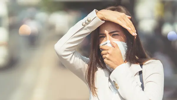 persona evitando contaminación del aire en Chile