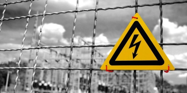 ¿Qué es un voltaje en electricidad?