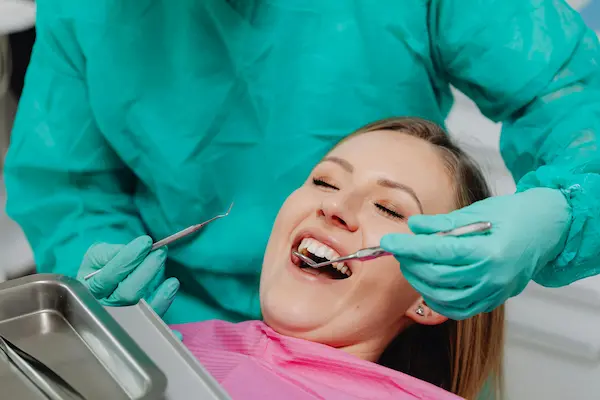 Qué se revisa durante una visita dental