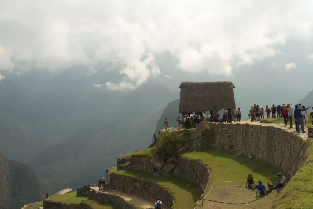 Cuántos turistas visitan Machu Picchu al año