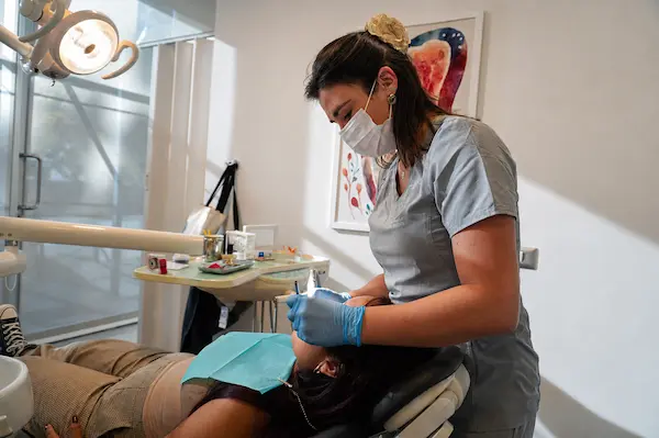 Qué debes considerar antes de elegir un dentista en Santiago