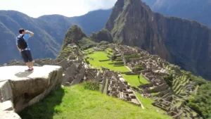 cuantos turistas visitan machu picchu al año