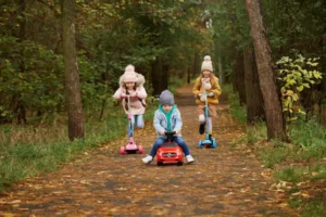 Niños disfrutando sus vacaciones de invierno en la naturaleza