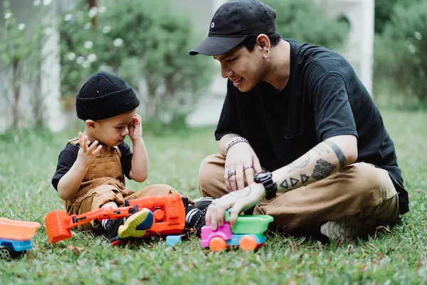 padre e hijo jugando en el parque